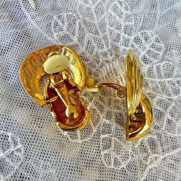 Vintage Gold Tone Comfort Clip Doorknocker Earrings - Picture 5 of 8